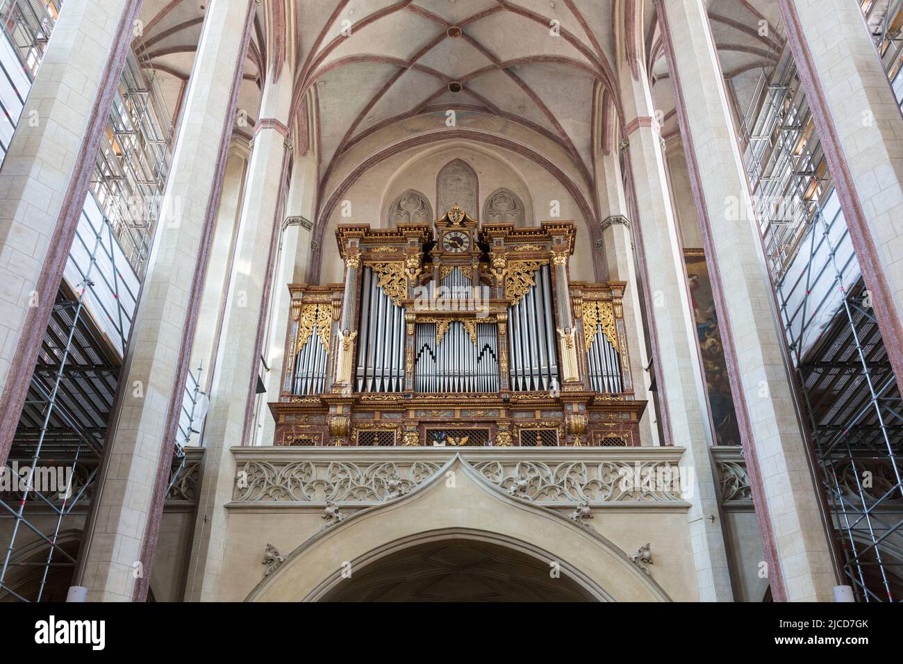 Landshut, Deutschland - 14. Aug 2021: Blick auf die Orgel der Kirche St. Martin. Stockfoto