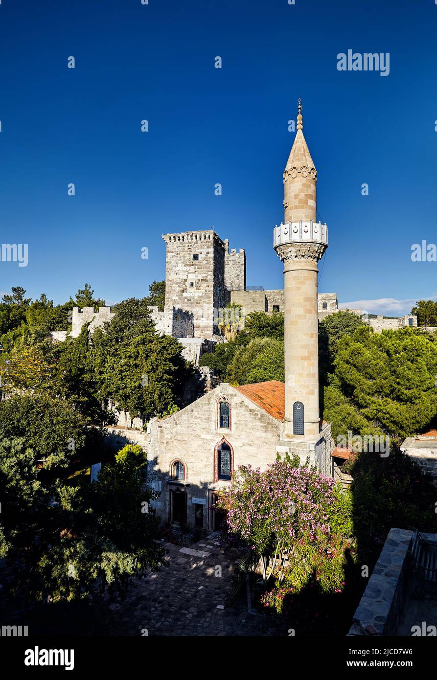 Berühmte Moschee mit Turm am Bodrum Castle Museum in der Nähe des Meeres in der Türkei Stockfoto
