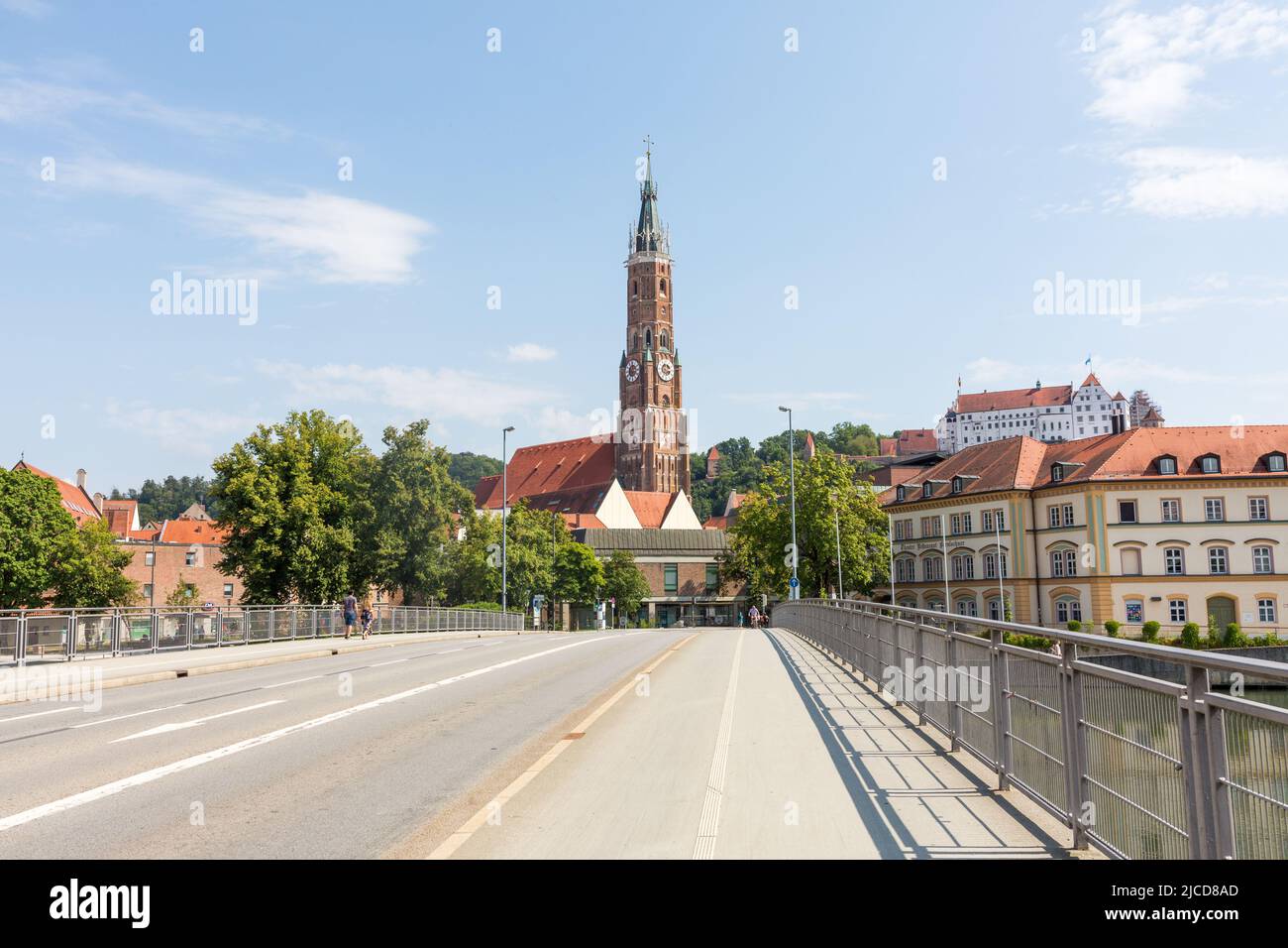 Landshut, Deutschland - 15. Aug 2021: Blick auf die Basilika St. Martin. Hinten rechts Schloss Trausnitz. Stockfoto