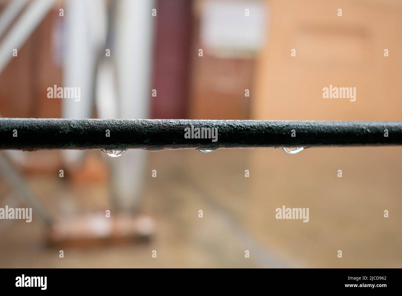 Regen fällt auf den Zug am Fenster. Regen während der Zugfahrt. Stockfoto