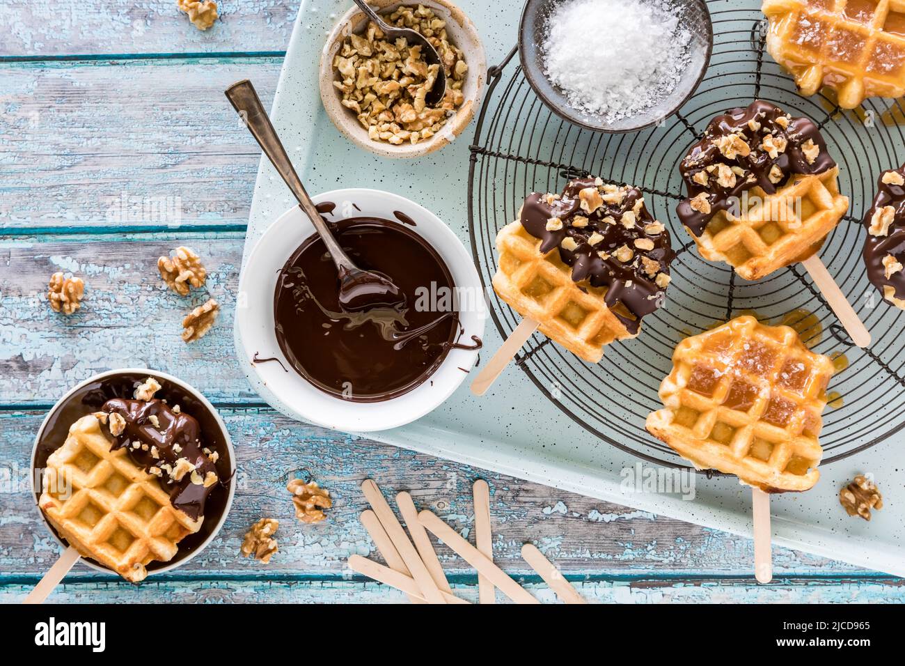 Waffelknabbern, die mit verschiedenen Belägen wie Schokolade und Nüssen dekoriert sind. Stockfoto