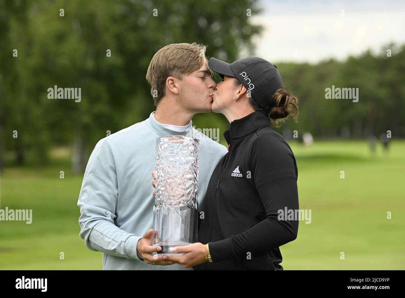 Linn Grant aus Schweden wird von ihrem Caddie und Freund Pontus Samuelsson nach dem Gewinn des Scandinavian Mixed im Halmstad Golf Club, Schweden am Sonntag, 12. Juni 2022, gratuliert. Grant ist die erste Frau, die jemals einen Wettbewerb bei der Men's European Tour gewonnen hat. Foto: Pontus Lundahl / TT code10050 ***SCHWEDEN OUT*** Stockfoto