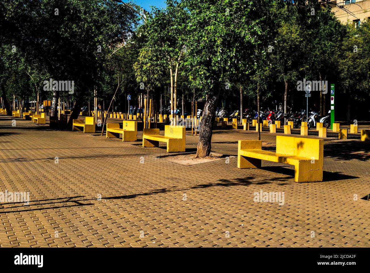 Macarena, Sevilla, Spanien -- 11. Juni 2022. Eine Weitwinkelaufnahme des Parks Alameda de Hércules im Macarena-Teil von Sevilla, Spanien. Stockfoto Macarena, Sevilla, Spanien -- 11. Juni 2022. Eine Weitwinkelaufnahme des Parks Alameda de Hércules im Macarena-Teil von Sevilla, Spanien. Stockfoto