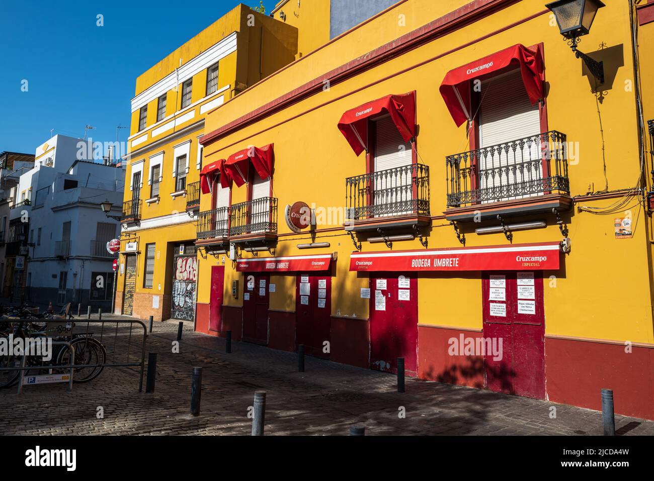 Macarena, Sevilla, Spanien -- 11. Juni 2022. Eine Weitwinkelaufnahme einer Bodega im Macarena-Teil von Sevilla, Spanien. Stockfoto Macarena, Sevilla, Spanien -- 11. Juni 2022. Eine Weitwinkelaufnahme einer Bodega im Macarena-Teil von Sevilla, Spanien. Stockfoto