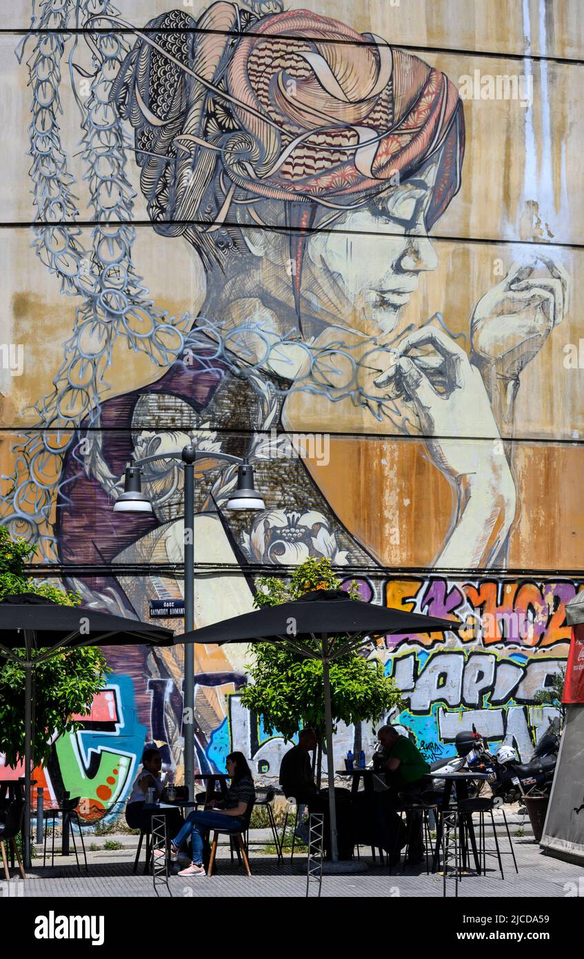 Straßenkunst und Cafés im beliebten Stadtteil Ladadika von Thessaloniki, Mazedonien, Nordgriechenland Stockfoto