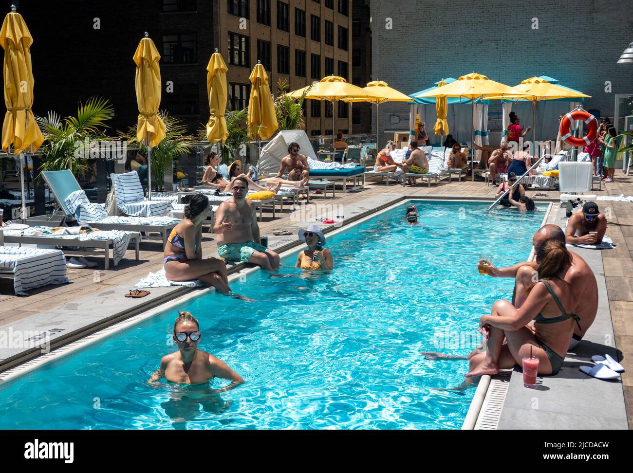 Das Margaritaville Resort Times Square verfügt über einen Pool in der Landshark Bar and Grill in