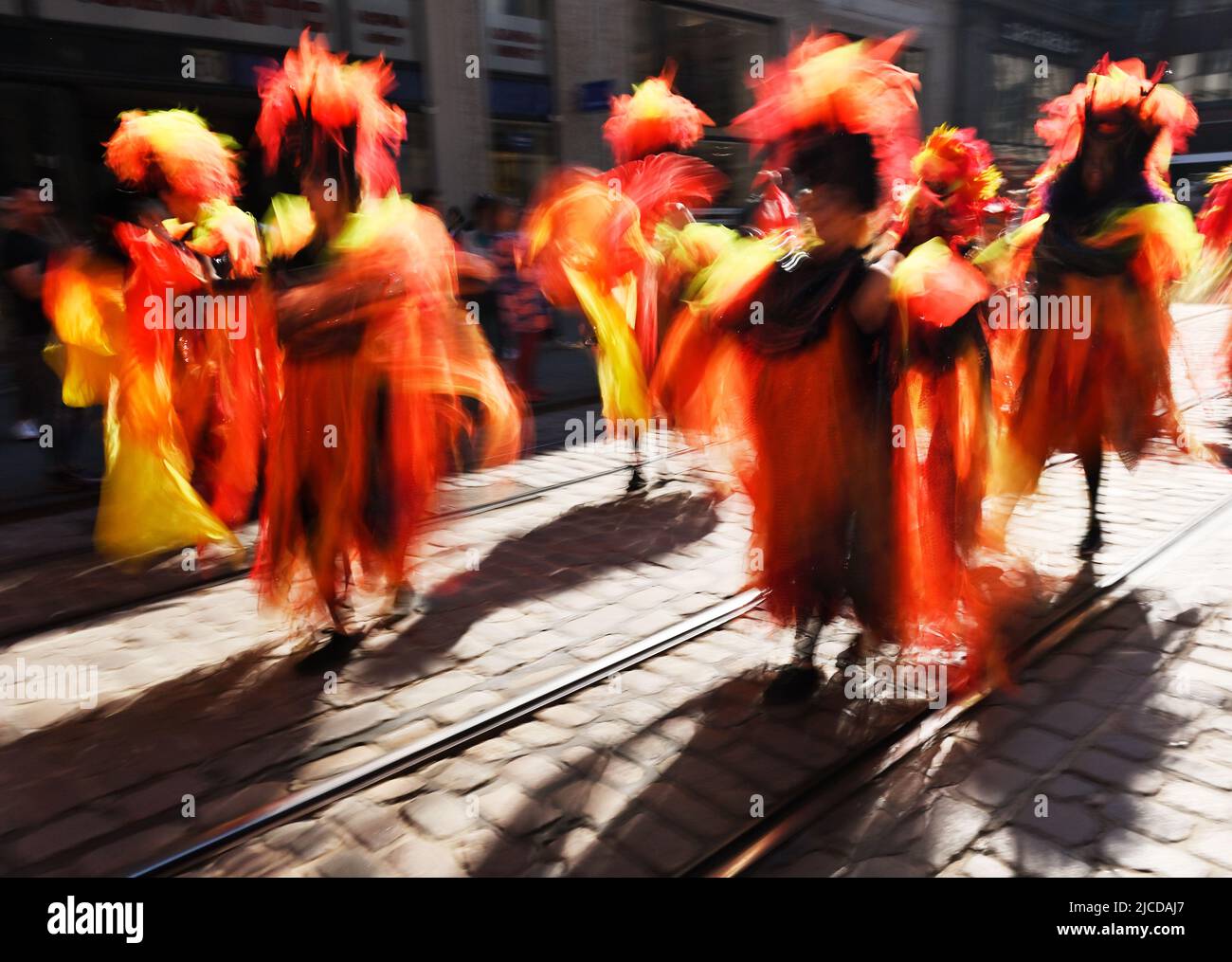 Traditioneller Sommer-Samba-Karneval in Helsinki, Finnland, verschwommenes Foto, aufgenommen bei langer Belichtung, 2022 Stockfoto