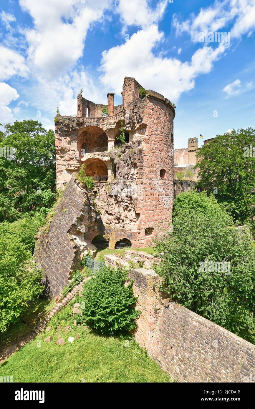 Heidelberg, Deutschland - Juni 2022: Gestrahlter und eingestürzter Turm namens Krautturm im historischen Heidelberger Schloss Stockfoto