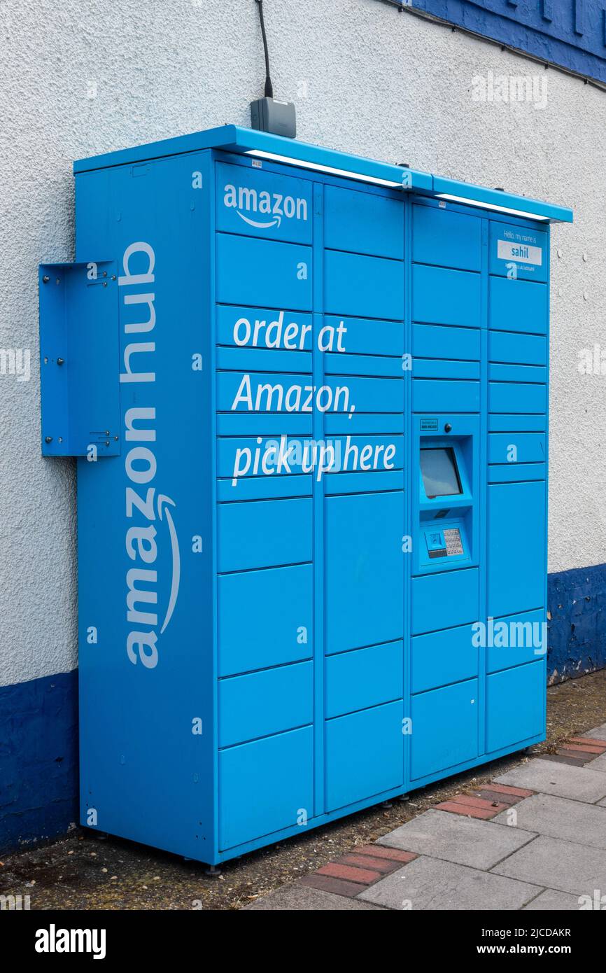 Amazon Hub, Schließfächer zur Abholung von Bestellungen oder Paketzustellungen vom Online-Unternehmen Amazon Stockfoto