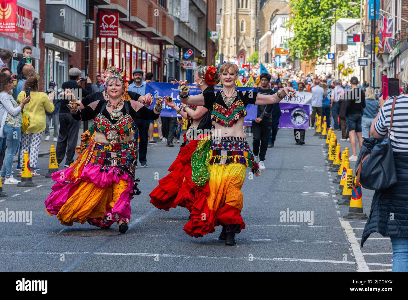 Bauchtänzer in farbenfrohen Kostümen nehmen an der Grand Parade am Victoria Day Teil, einer jährlichen Veranstaltung in Aldershot, Hampshire, England, Großbritannien Stockfoto