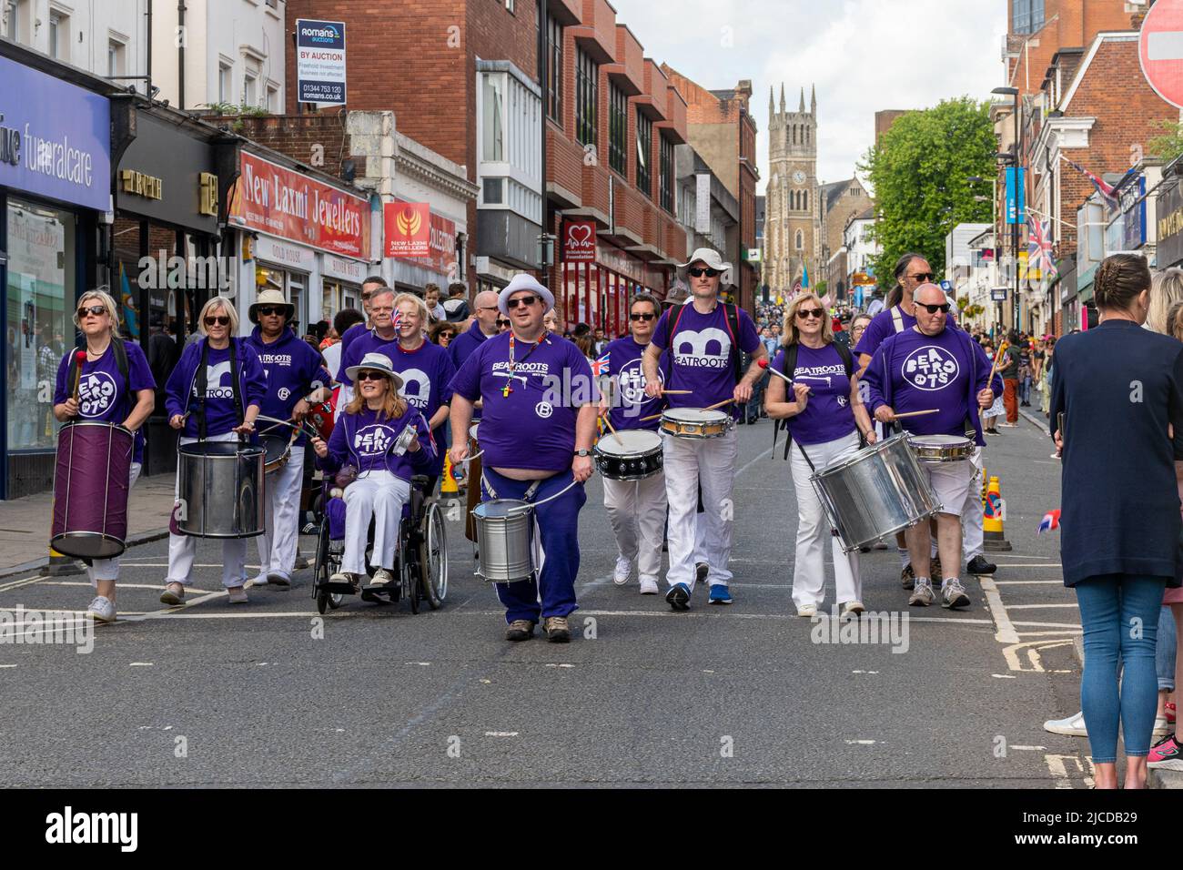 Beatroots Bateria aus Reading, einer Samba-Schlagzeuggruppe, bei der Grand Parade am Victoria Day, einer jährlichen Veranstaltung in Aldershot, Hampshire, England, Großbritannien Stockfoto
