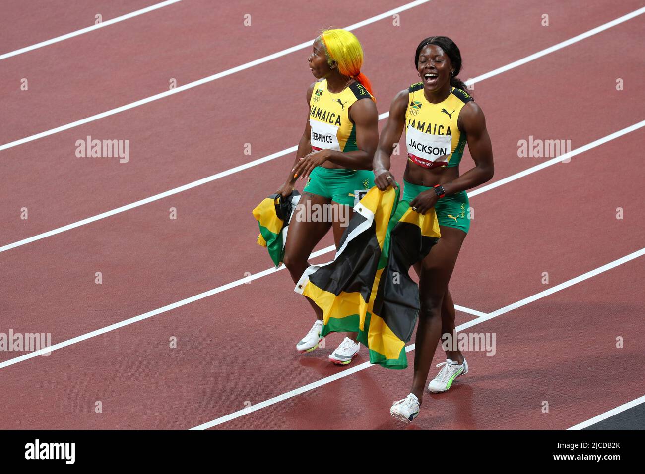 31.. JULI 2021 - TOKIO, JAPAN: Shericka Jackson und Shelly-Ann Fraser-Pryce aus Jamaika sind die Bronze- und Silbermedaillengewinnerin der Women's 100m bei t Stockfoto