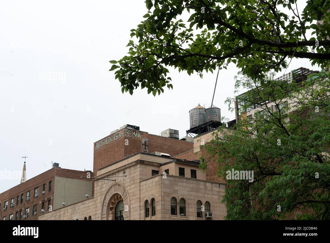 Die Skyline von Manhattans East Village von der Second Ave. In der Nähe der 12. St. umfasst zwei Wassertürme und das Dach eines historischen jiddischen Theaters. Stockfoto