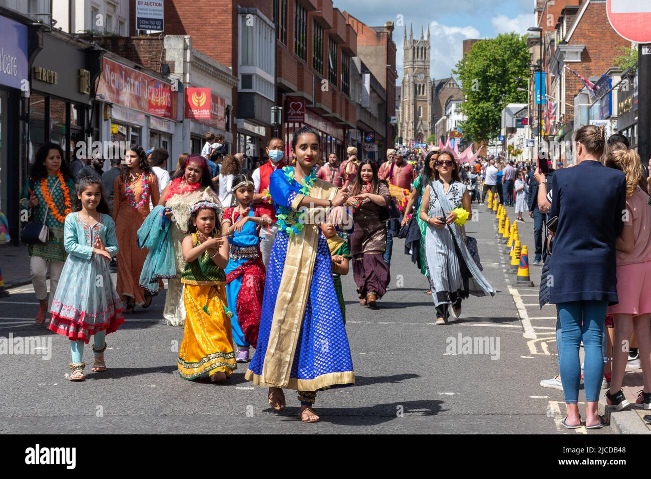 Indische Tänzer nehmen an der Grand Parade am Victoria Day Teil, einer jährlichen Veranstaltung in Aldershot, Hampshire, England, Großbritannien. Stockfoto