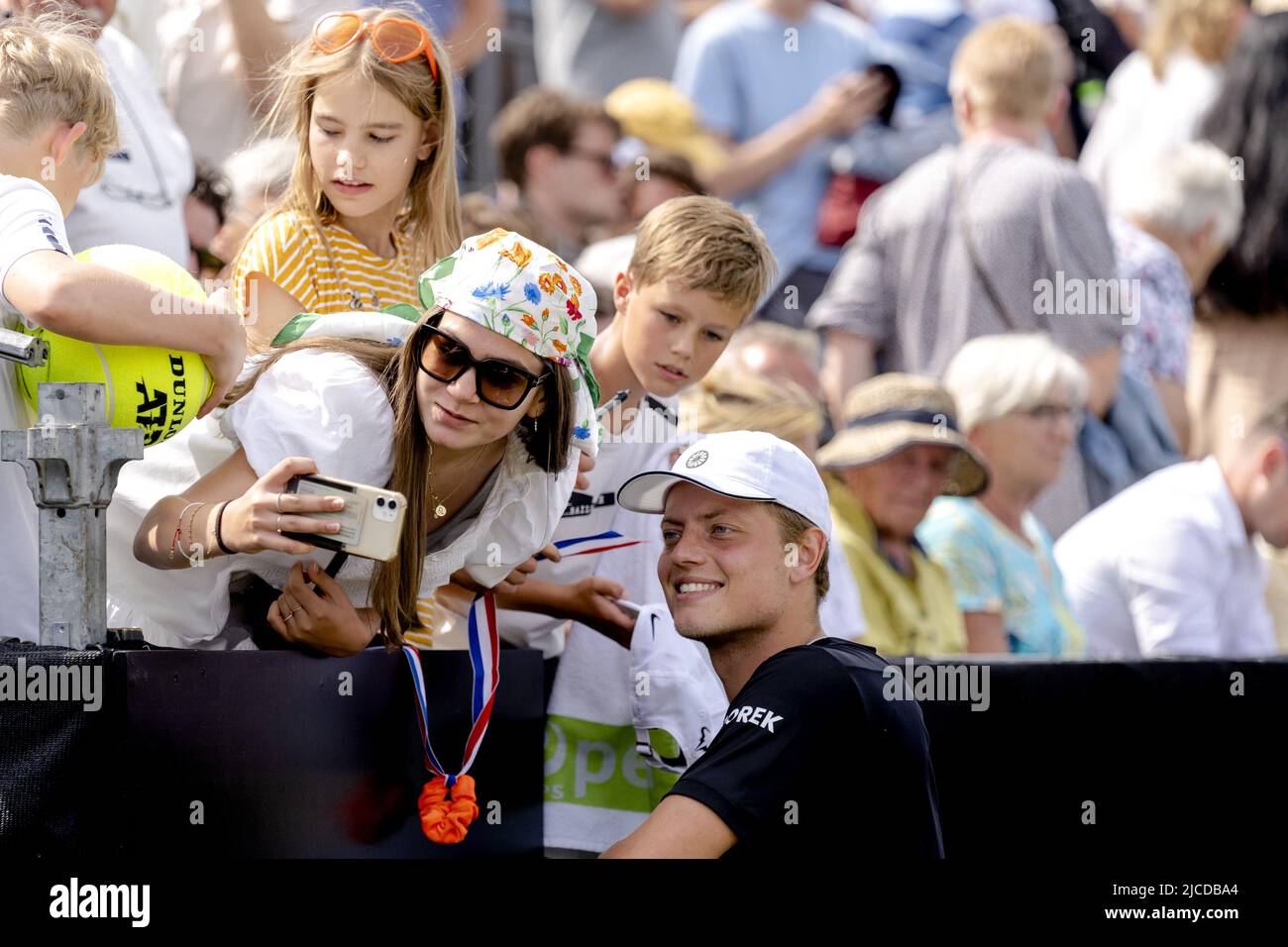 2022-06-12 15:54:14 ROSMALEN - Tennisspieler Tim Van Rijthoven hat sein Bild nach seinem Sieg beim internationalen Tennisturnier Libema Open gemacht. Das kombinierte niederländische Tennisturnier für Männer und Frauen wird zwölf Tage lang auf den Rasenplätzen von Autotron ausgetragen. ANP SANDER KONING niederlande Out - belgien Out Stockfoto