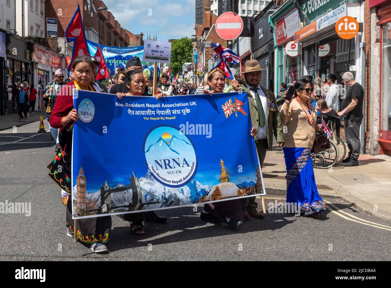 Die nepalesische Vereinigung, die nicht in Großbritannien ansässig ist, nimmt an der Grand Parade am Victoria Day Teil, einer jährlichen Veranstaltung in Aldershot, Hampshire, England, Großbritannien Stockfoto