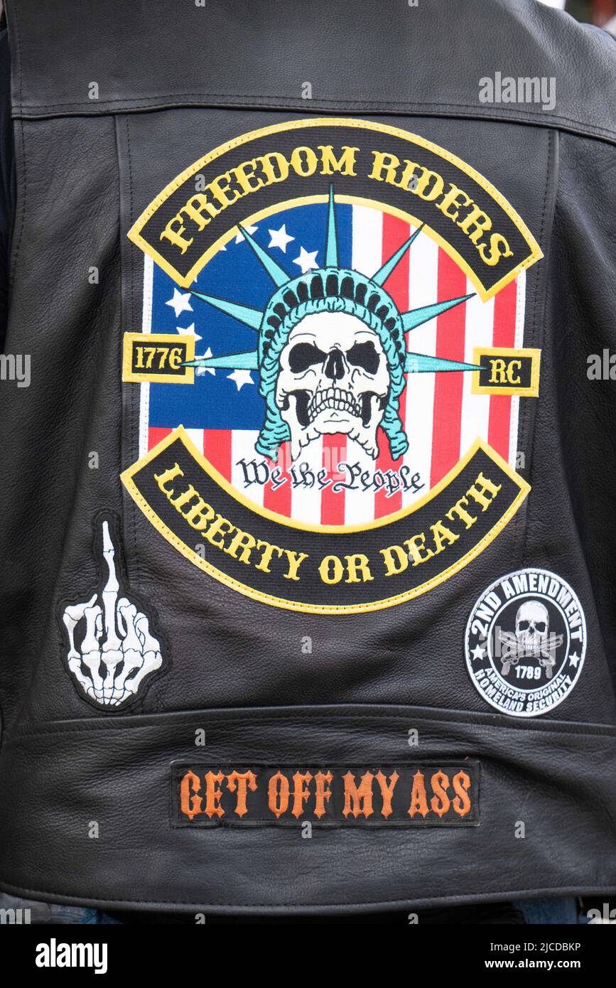 11. Juni 2022, Coeur d' Alene, Idaho, USA: Motorcycle Club-Abzeichen während eines bewaffneten gebetsmarsches in der Innenstadt von Coeur d'Alene, Idaho. Die Polizei in Coeur d'Alene verhaftete am Samstag 31 maskierte Mitglieder der weißen nationalistischen Gruppe Patriot Front, die laut dem Polizeichef von Coeur d'Alene angeblich „zu Unruhen in der Innenstadt kamen“. (Bild: © Jacob Lee Green/ZUMA Press Wire Service) Stockfoto