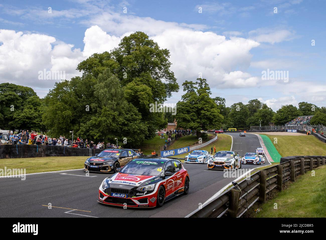 12.. Juni 2022; Oulton Park, Little Budworth, Kephire, England; Kwik Fit British Touring Car Championship, Oulton Park: Die Autos stehen am Start Stockfoto