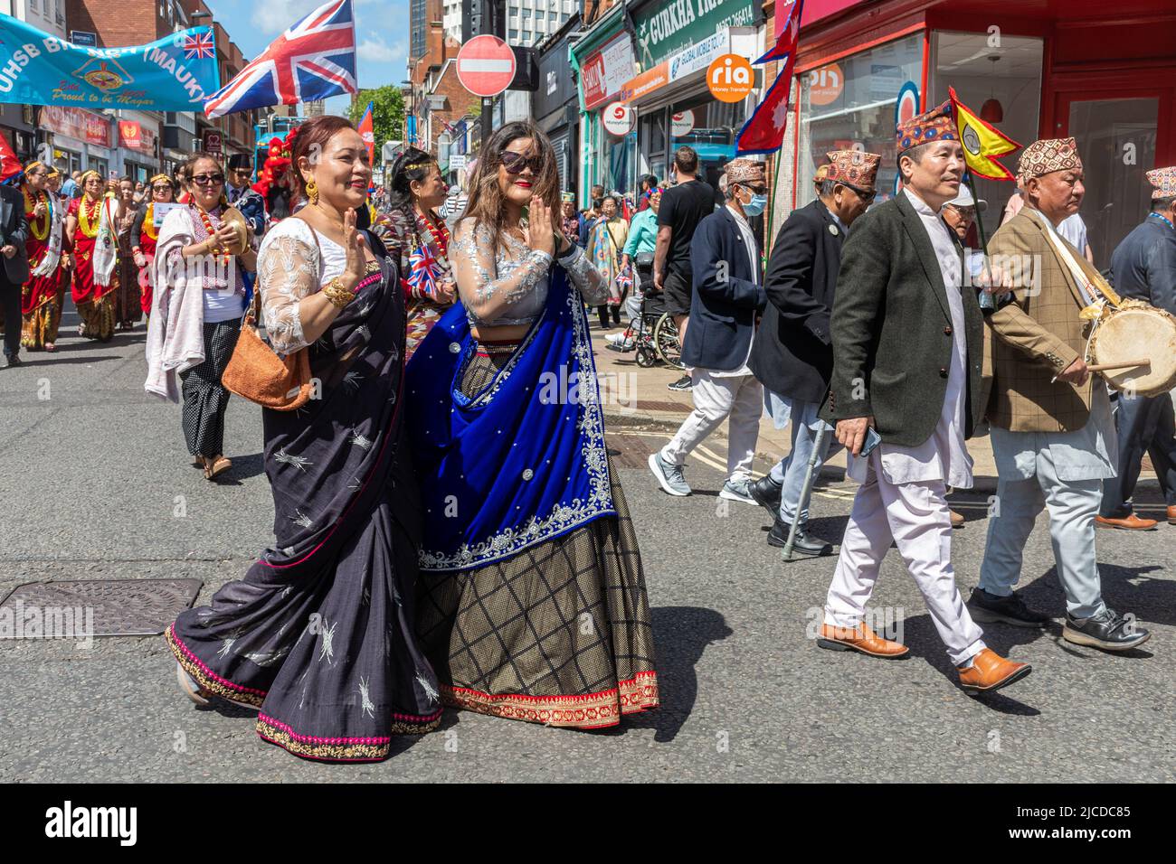 Nepali, die ethnische Gruppe der Magar, bei der Grand Parade am Victoria Day, einer jährlichen Veranstaltung in Aldershot, Hampshire, England, Großbritannien Stockfoto