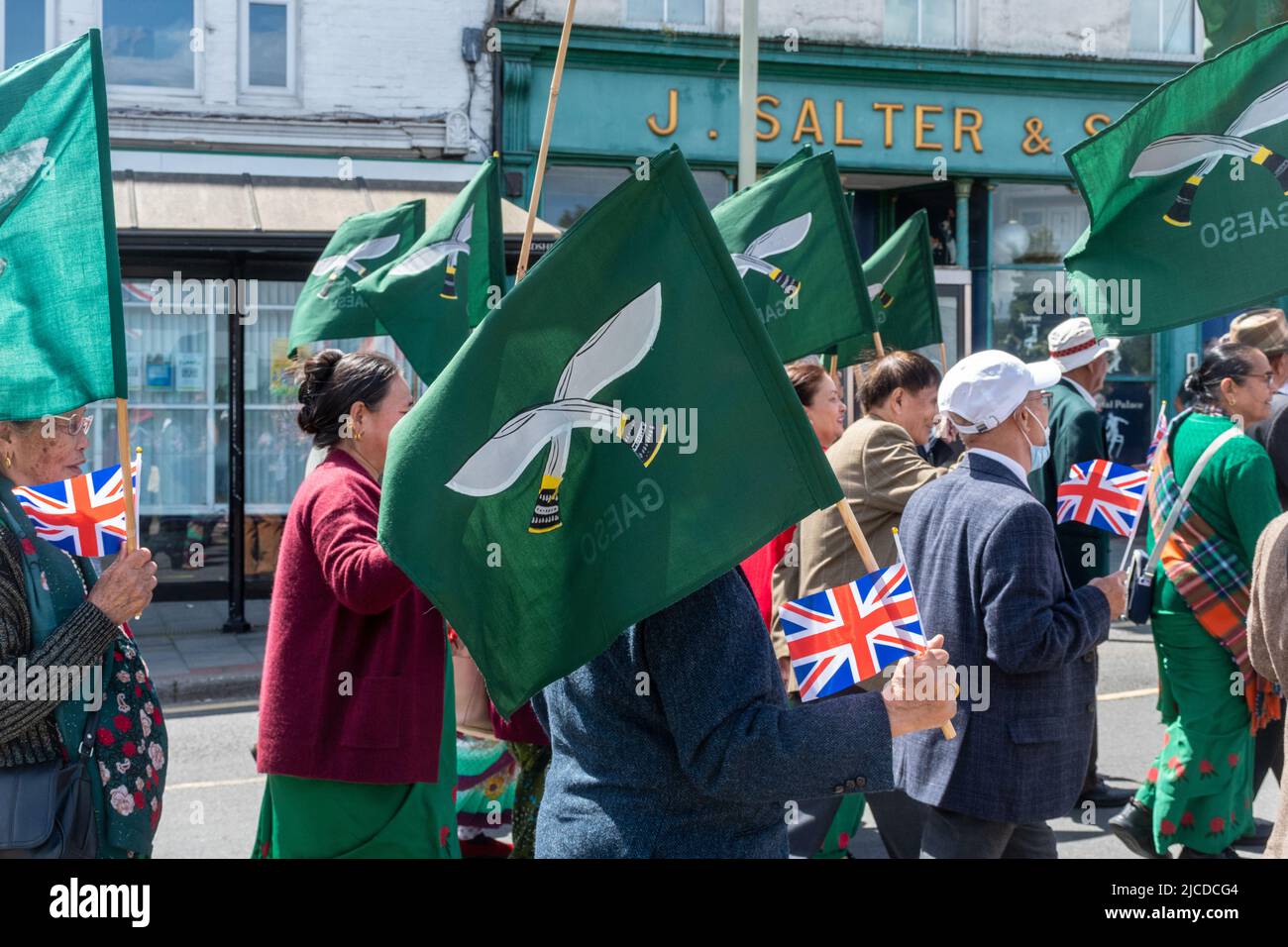 Die Gurkha Army Ex-Militärangehöriger Organisation (GAESO) marschiert bei der Grand Parade am Victoria Day, einer jährlichen Veranstaltung in Aldershot, Hampshire, England, Großbritannien Stockfoto
