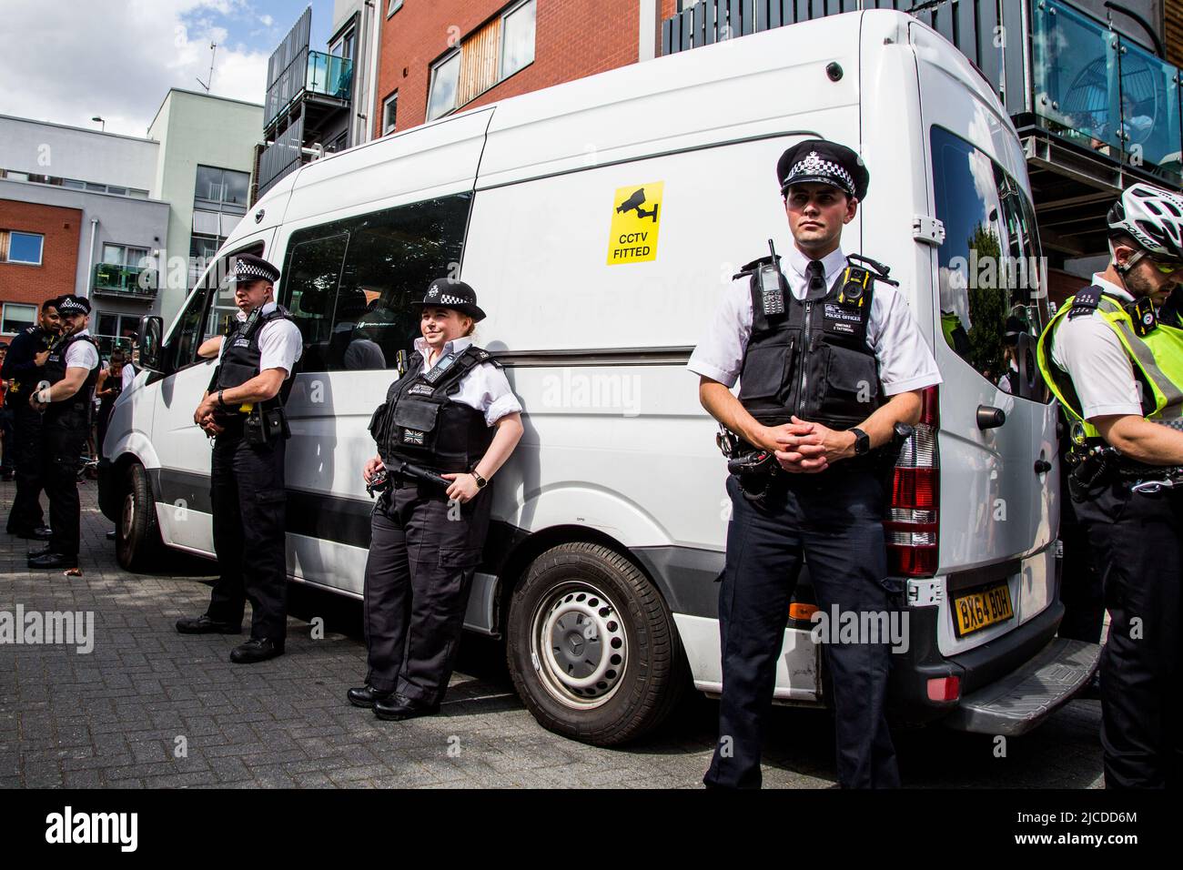 London, Großbritannien. 11.. Juni 2022. Polizeibeamte stehen während einer Einwanderungsrazzia in Evan Cook Close, Queens Road, wachsam. Der nigrische Mann, der wegen Einwanderungsdelikten verhaftet wurde, wurde auf Kaution freigelassen, nachdem sich Hunderte von Demonstranten am Ort des Einwanderungsrazzia in Peckham versammelt hatten. (Bild: © Thabo Jaiyesimi/SOPA Images via ZUMA Press Wire) Stockfoto