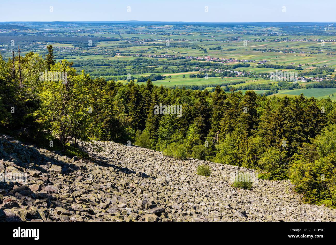 Panorama der Gory Swietokrzyskie Berge und Täler mit Goloborze Lysa Gora Steinerne Hänge auf Swieety Krzyz Berg Hügel in der Nähe Nowa Slupia Dorf Stockfoto