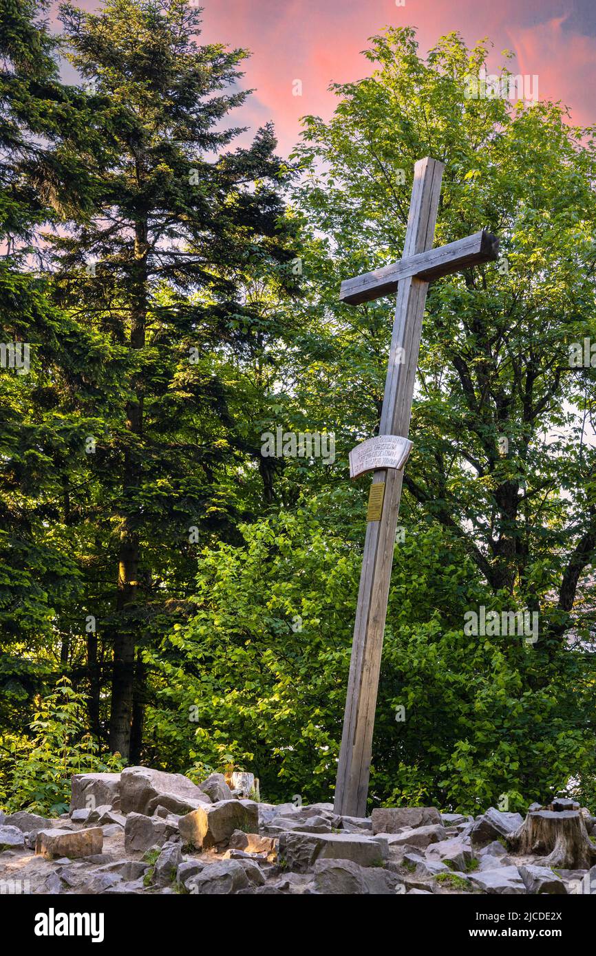 Lysica Berg mit Gedenkkreuz in der Nähe von Swieta Katarzyna Dorf und Bodzentyn auf touristischen Weg durch Swietokrzyskie Gebirge in Polen Stockfoto