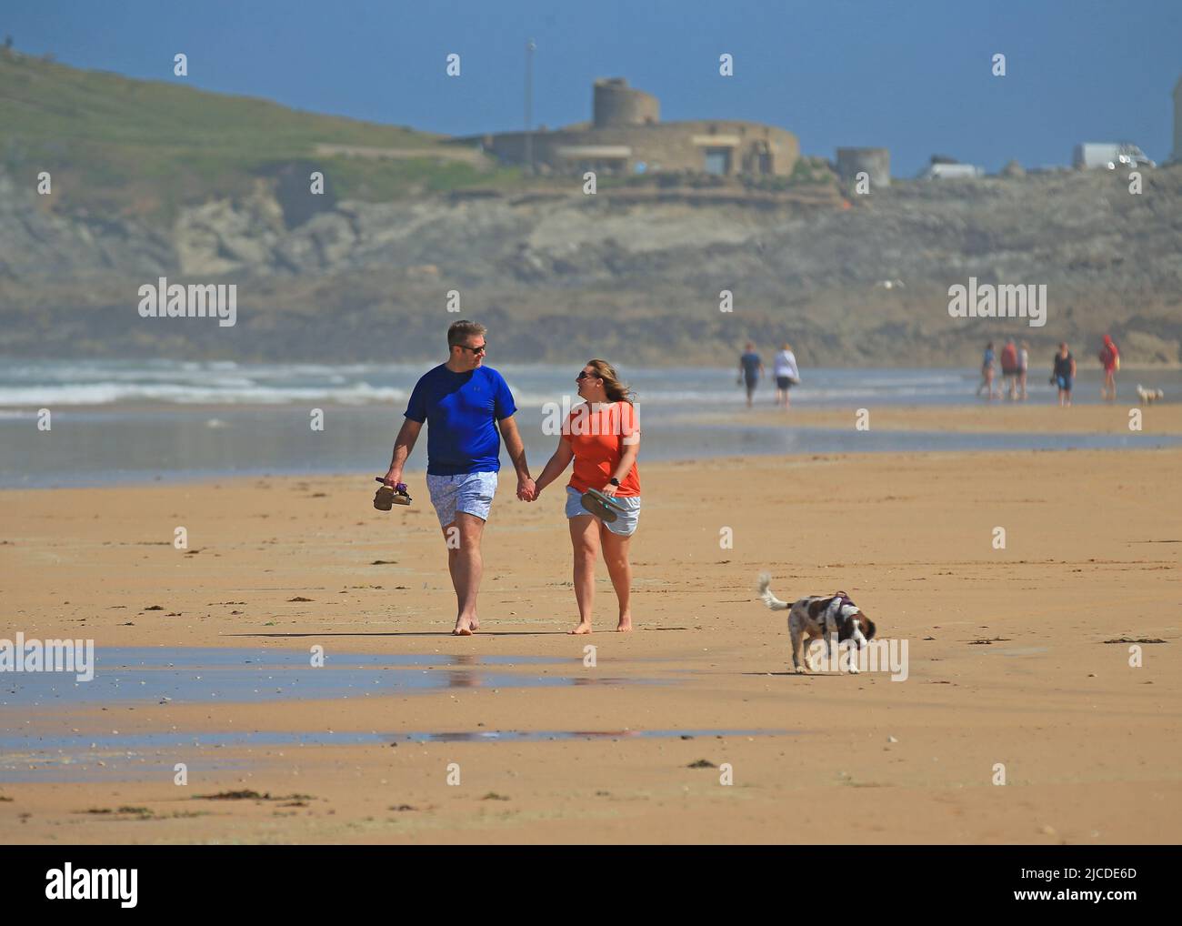 Newquay, Fistral Beach, Großbritannien, 11.. Juni 2022. UK Wetter.Ein schöner, heißer und sonniger Tag, an dem die Temperatur in Cornwall dieses Wochenende auf 18 Grad anschlägt Stockfoto