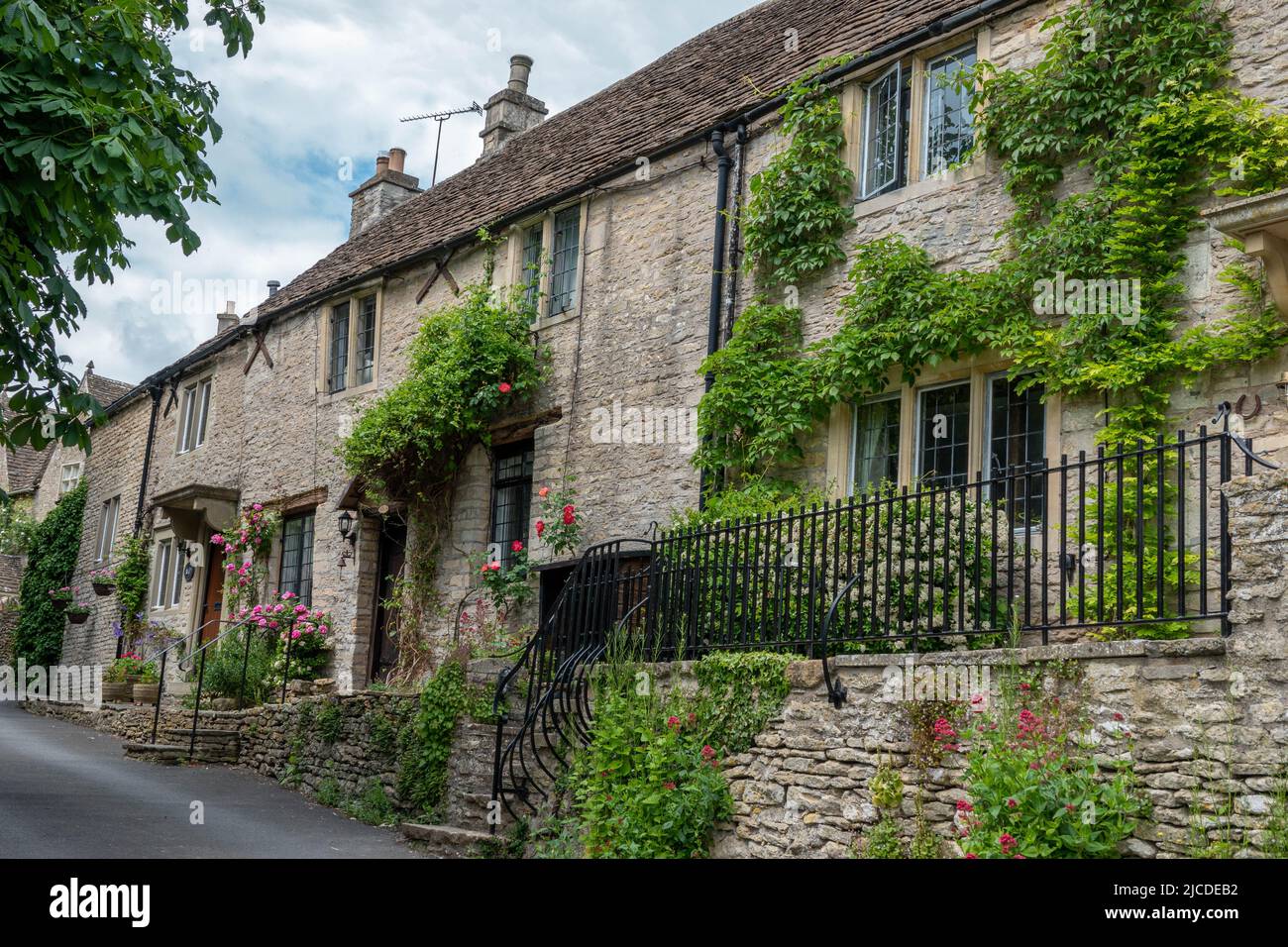 Honigfarbene Cotswold Steinhäuser in Castle Combe Wiltshire England werden oft als das schönste Dorf Englands bezeichnet Stockfoto