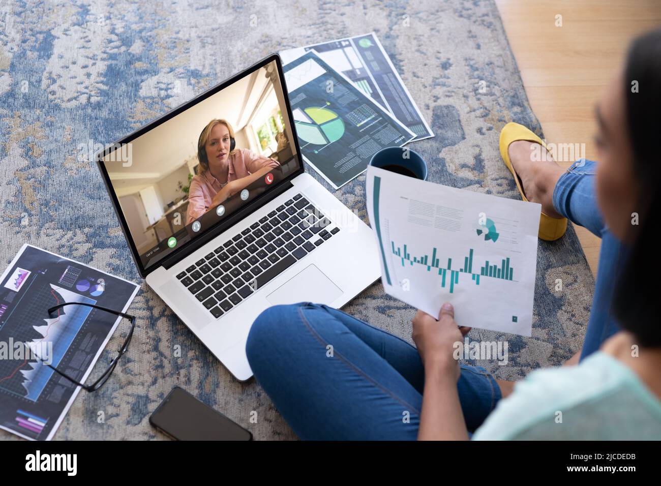 Asiatische Frau diskutiert über Arbeitsstrategien mit kaukasischen weiblichen Kollegen im Rahmen von Online-Meetings Stockfoto