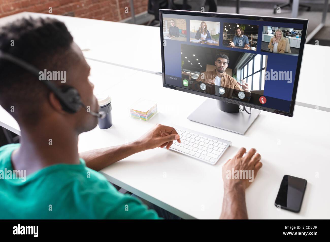 High-Angle-Ansicht des afroamerikanischen Geschäftsmannes, der online mit Kollegen über Computer diskutiert Stockfoto