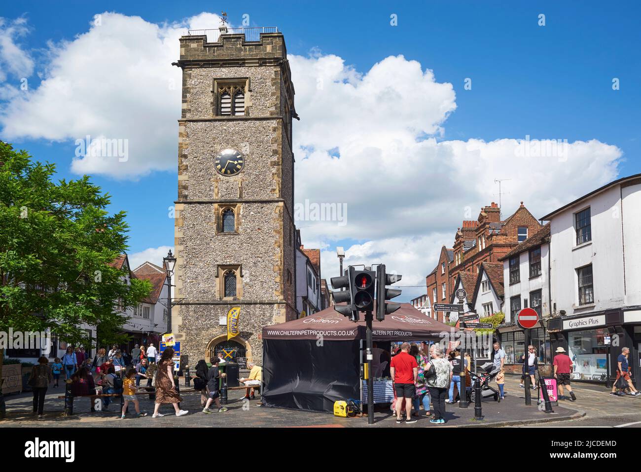 Der mittelalterliche Uhrturm aus dem 15.. Jahrhundert und Markt im Christopher Place Shopping Centre, im Zentrum von St. Albans, Hertfordshire, Südostengland Stockfoto