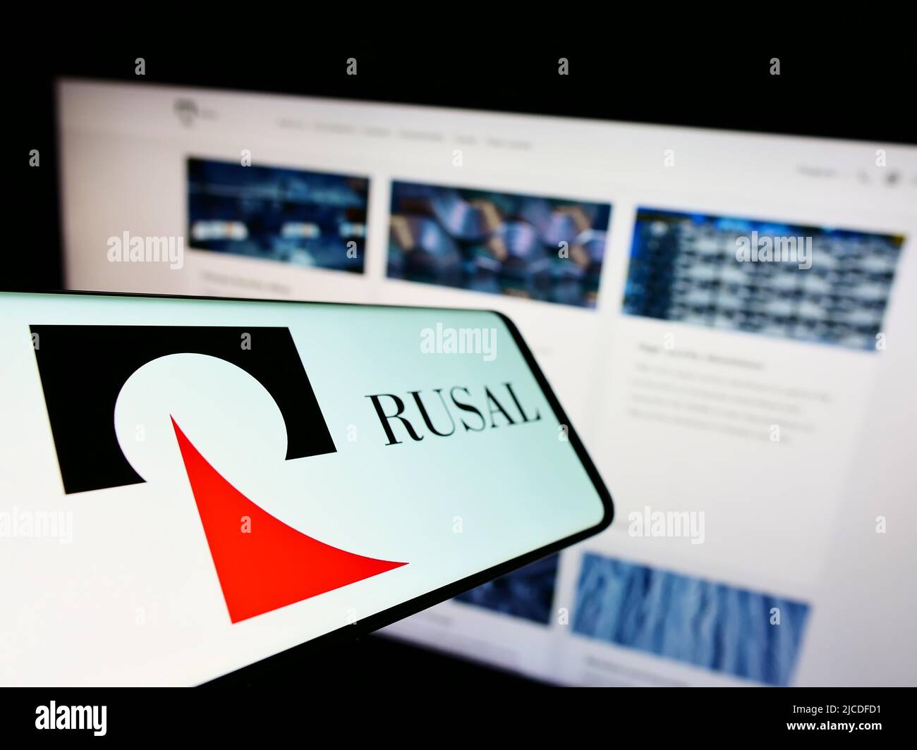 Handy mit Logo der russischen Firma United Company RUSAL IPJSC auf dem Bildschirm vor der Business-Website. Konzentrieren Sie sich auf die Mitte des Telefondisplays. Stockfoto