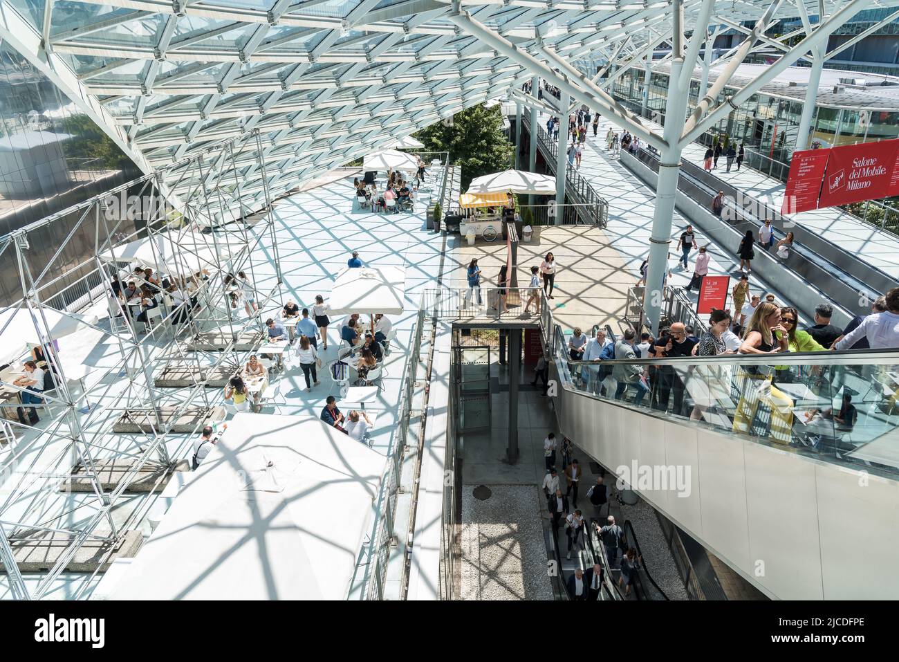 Mailand, Lombardei, Italien - 9. Juni 2022: Besucher der Furniture Expo (Salone del Mobile), der internationalen Ausstellung für Wohnmöbel. Stockfoto