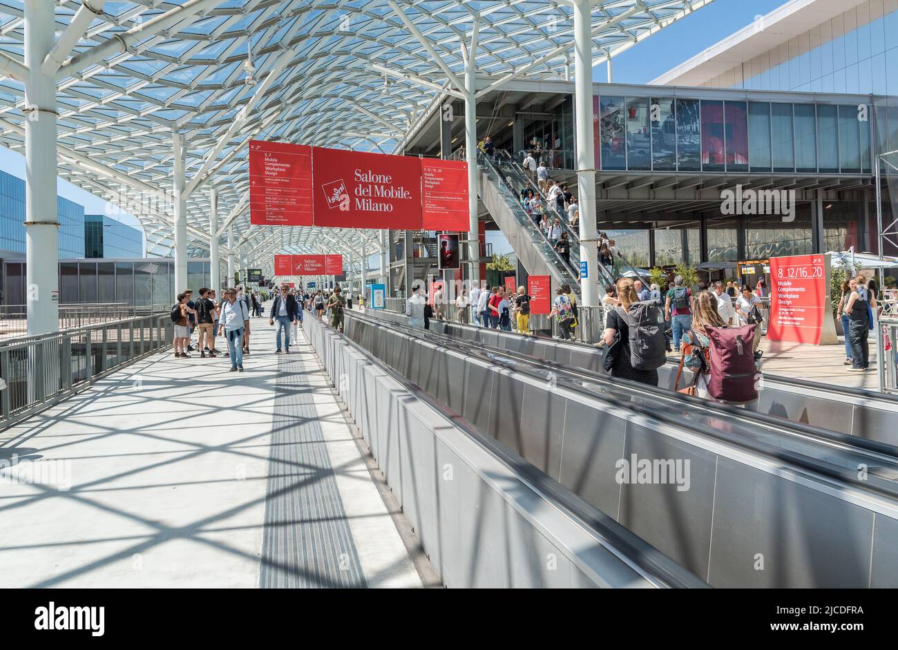 Mailand, Lombardei, Italien - 9. Juni 2022: Besucher der Furniture Expo (Salone del Mobile), der internationalen Ausstellung für Wohnmöbel. Stockfoto