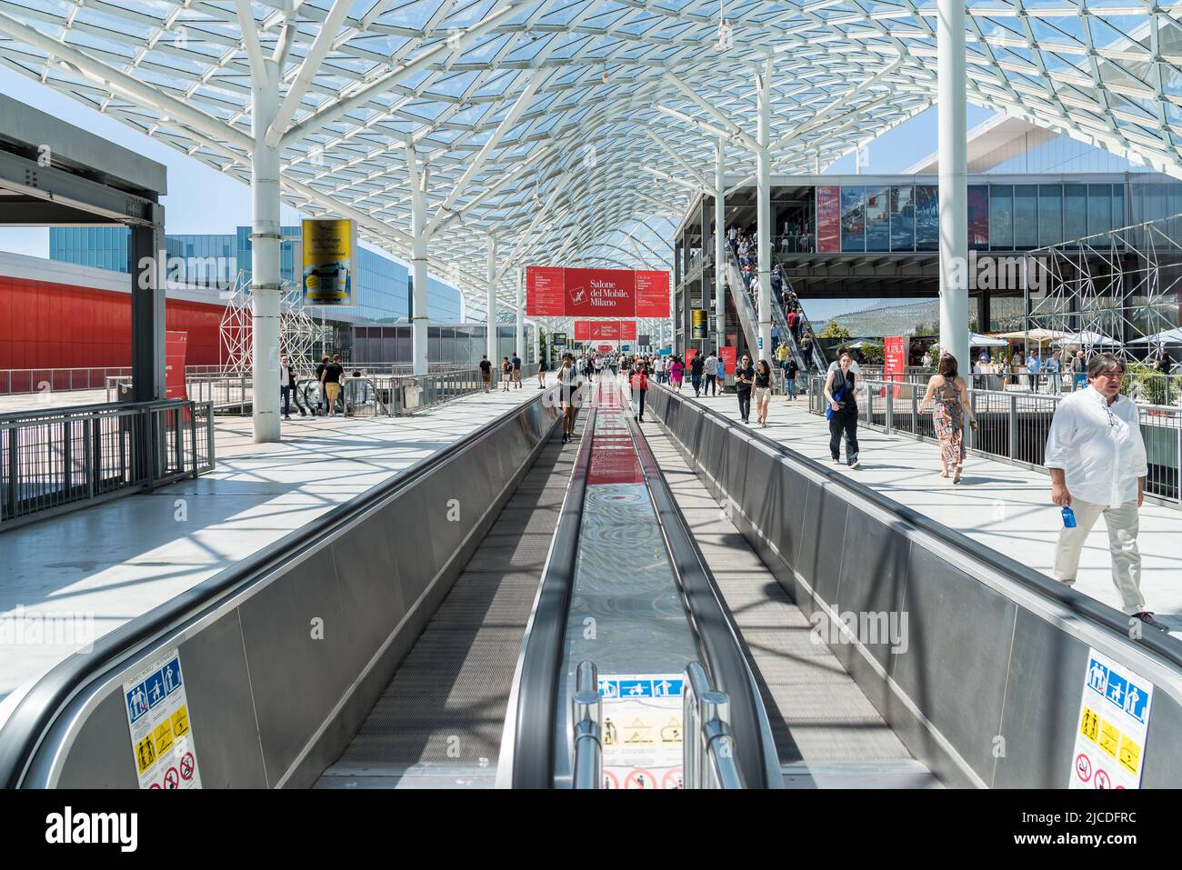 Mailand, Lombardei, Italien - 9. Juni 2022: Besucher der Furniture Expo (Salone del Mobile), der internationalen Ausstellung für Wohnmöbel. Stockfoto