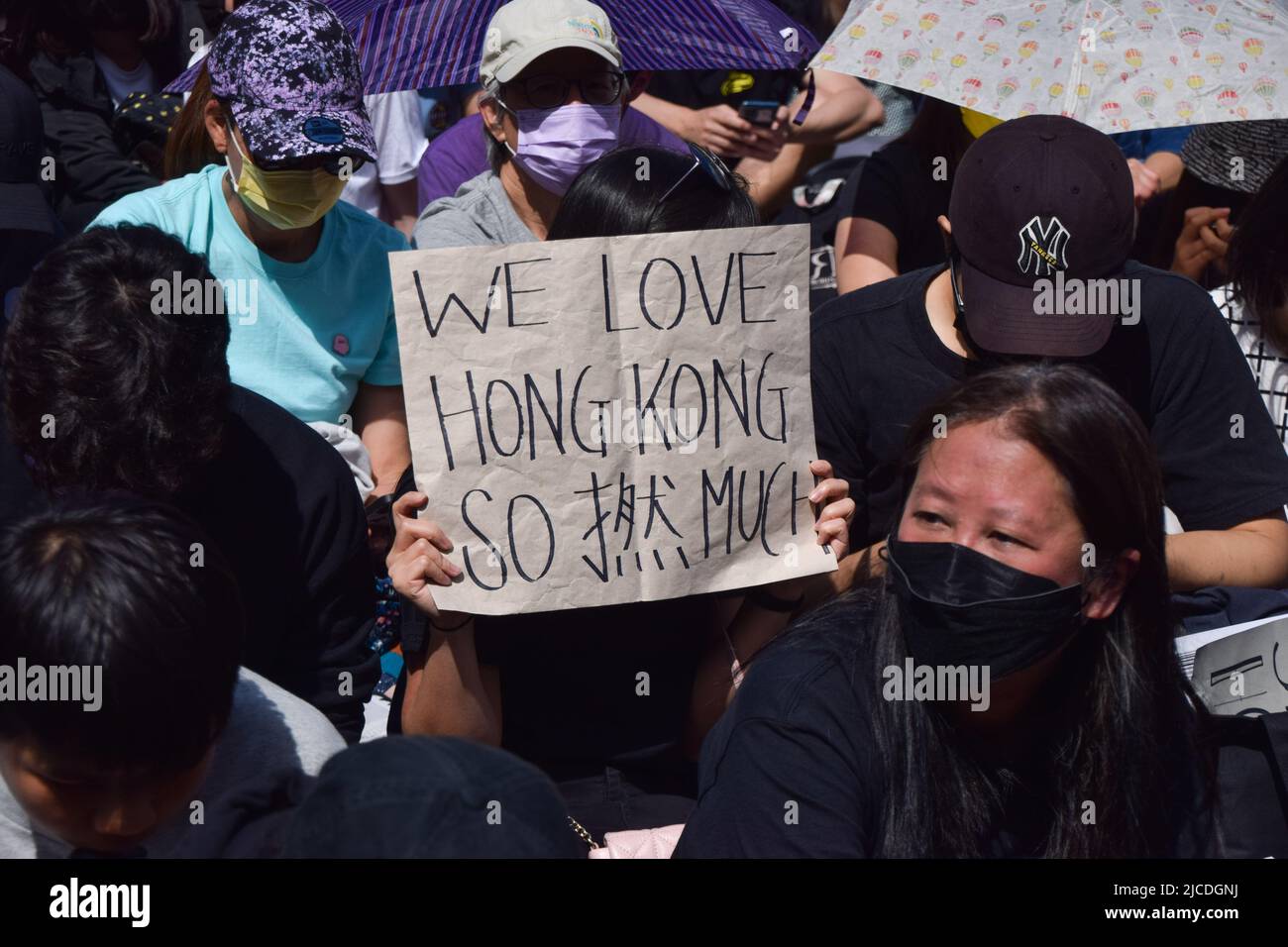 London, Großbritannien. 12.. Juni 2022. Tausende von Hongkongern versammelten sich auf dem Parlamentsplatz, um den dritten Jahrestag der brutalen Niederschlagung der Proteste in Hongkong durch die chinesische Regierung zu begehen. Kredit: Vuk Valcic/Alamy Live Nachrichten Stockfoto