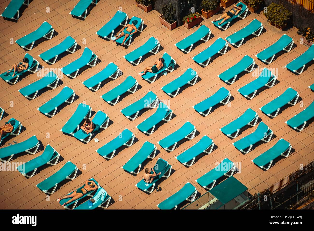 Barcelona, Spanien - 29. Mai 2022: Menschen, die in ihren Hängematten auf einer Terrasse sonnenbaden Stockfoto