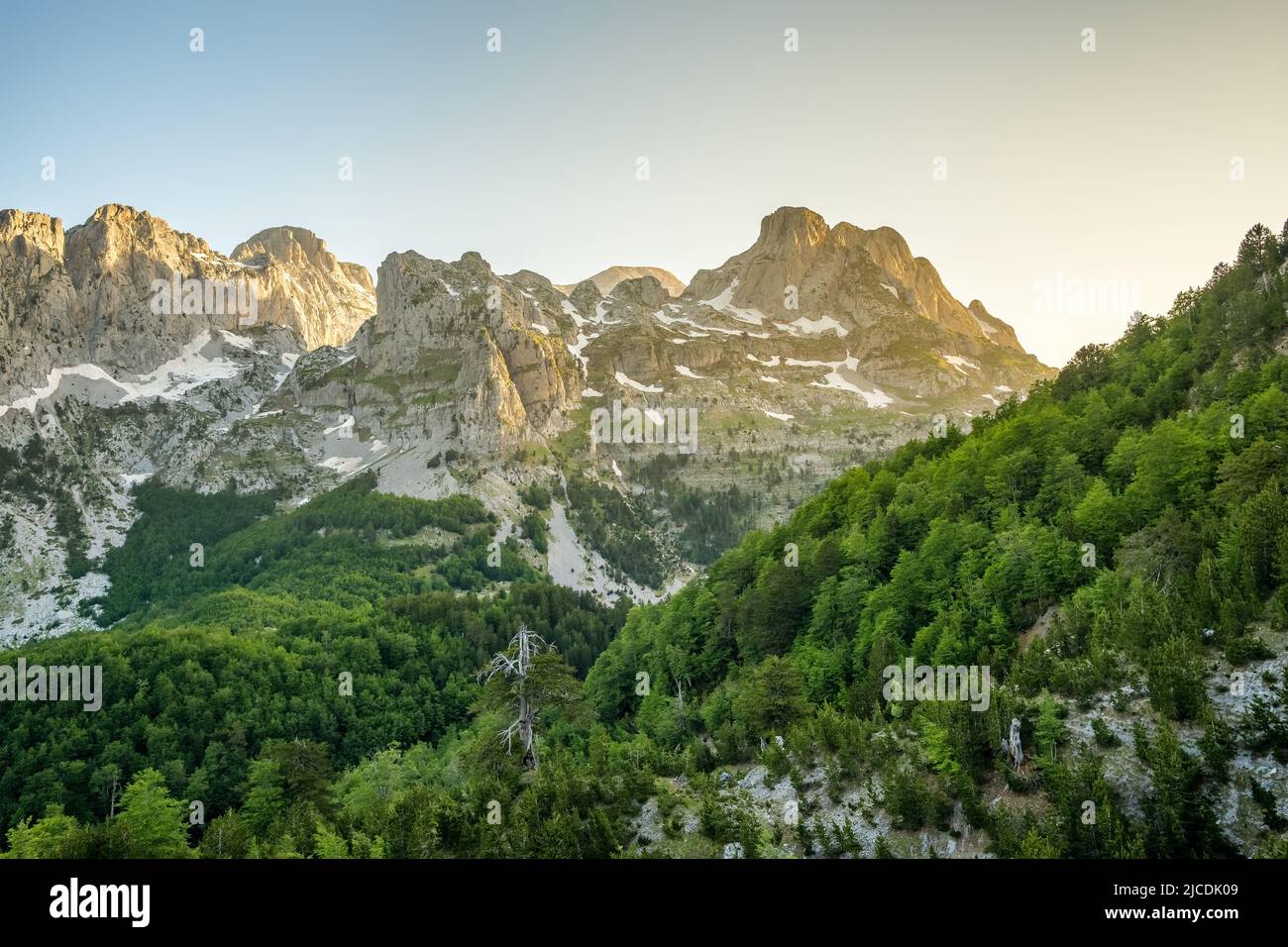 Sonnenuntergangslandschaft der verfluchten Berge in der Nähe von Theth Dorf, Albanien Stockfoto