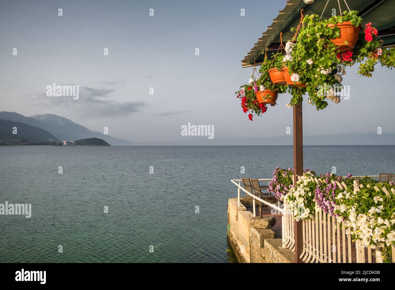 Ruhige Szene am frühen Morgen am Ohrid See in Nordmakedonien. Stockfoto