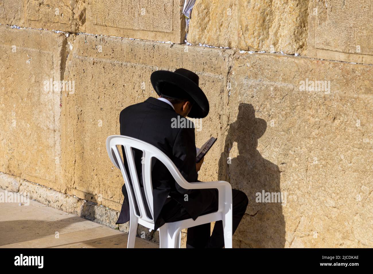 Orthodoxer jude betet vor der Heiligen Westmauer im Jüdischen Tempel der Altstadt von Jerusalem. Stockfoto