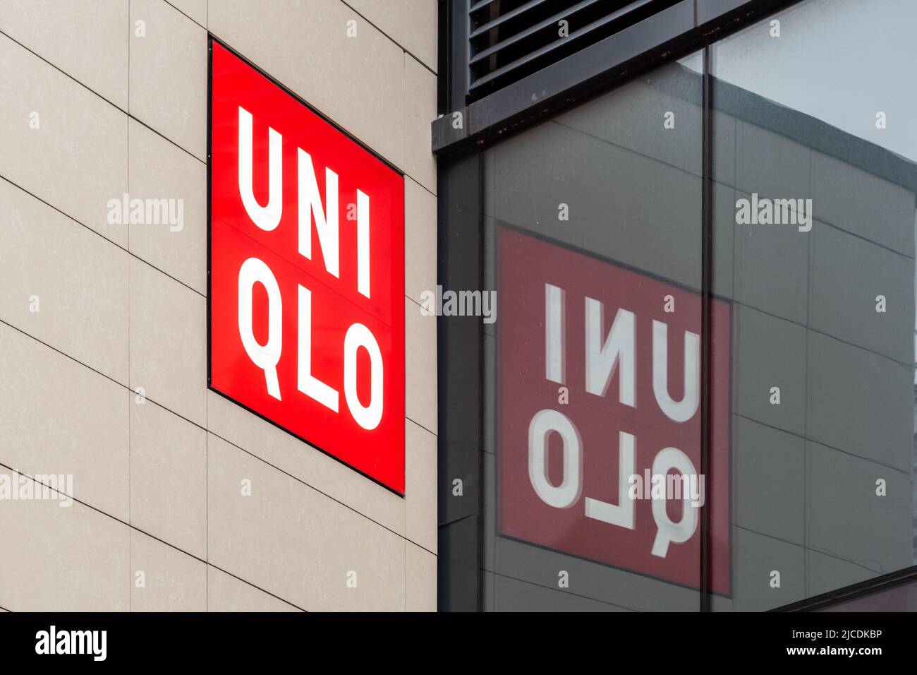 UNIQLO-Schild und -Logo an der Seitenwand des Geschäfts in der Manchester Market Street in Arndale, Großbritannien. Ein japanisches Bekleidungsgeschäft. Branding, Marke, Mode Stockfoto