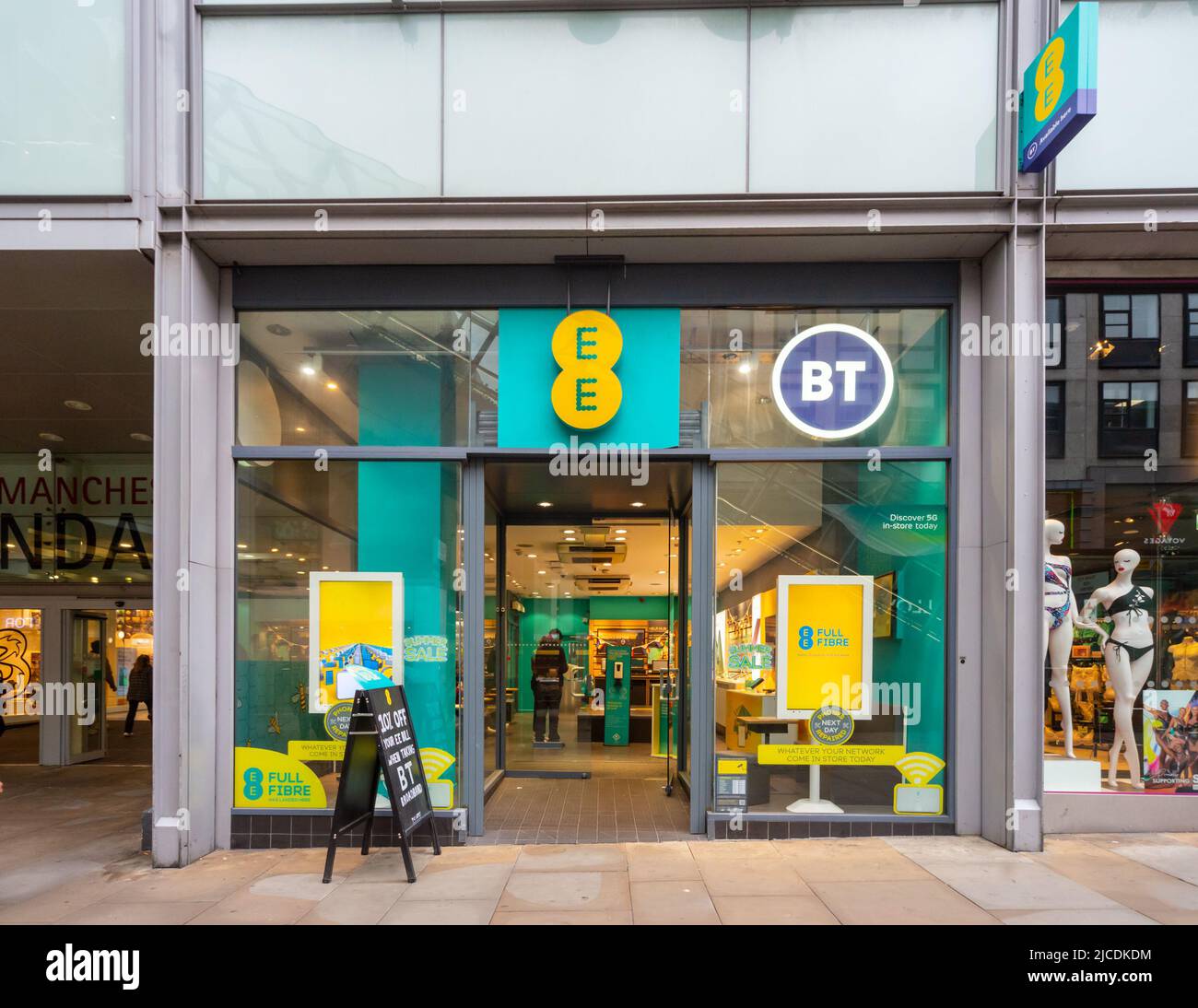 EE und BT Store Market Street Manchester, gelegen im Arndale. England, Großbritannien Stockfoto
