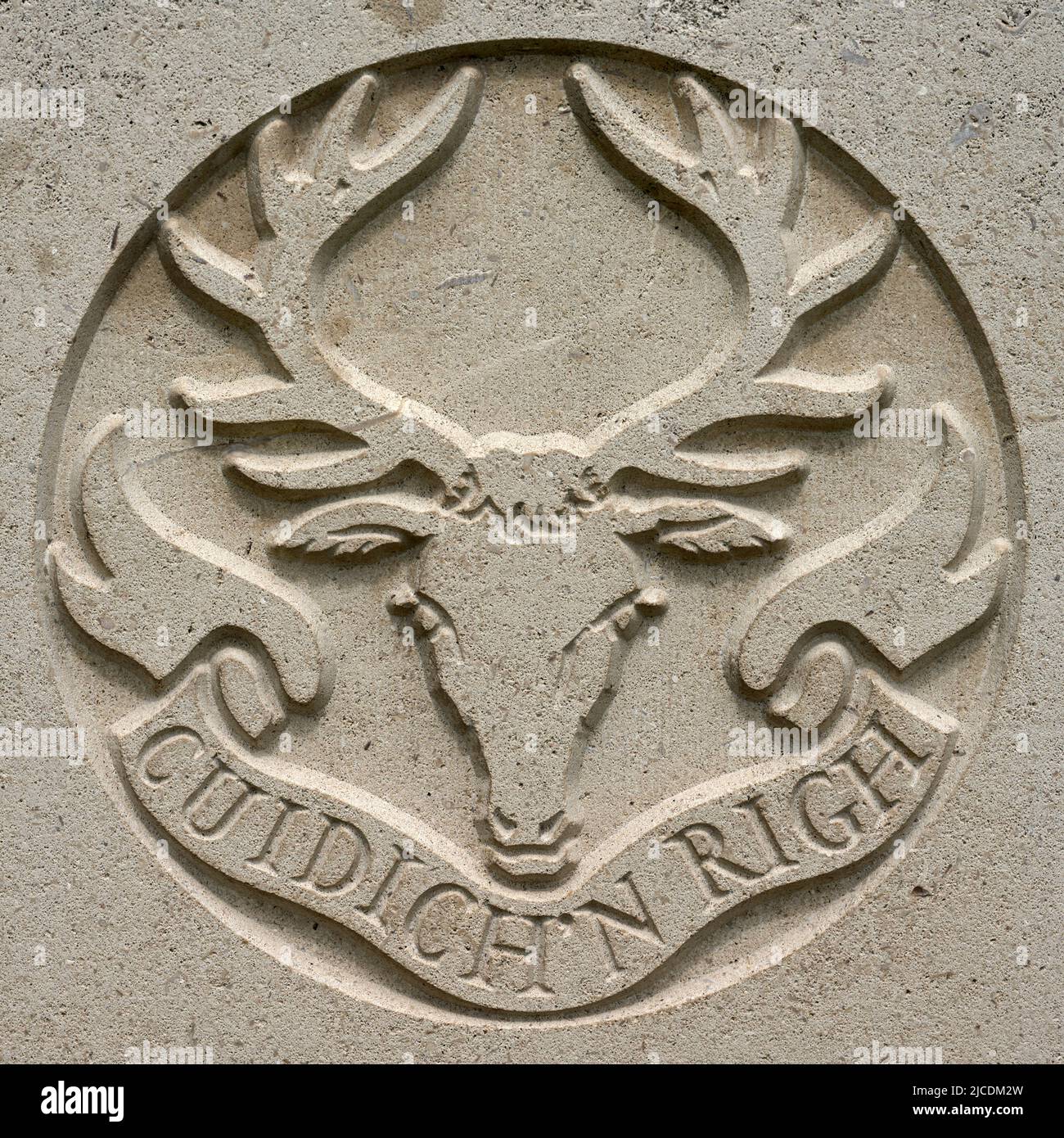 Militärische Insignien der WW2 - Militärwappen der kanadischen Armee auf einem Soldatengrabstein - den Seaforth Highlanders von Kanada Stockfoto