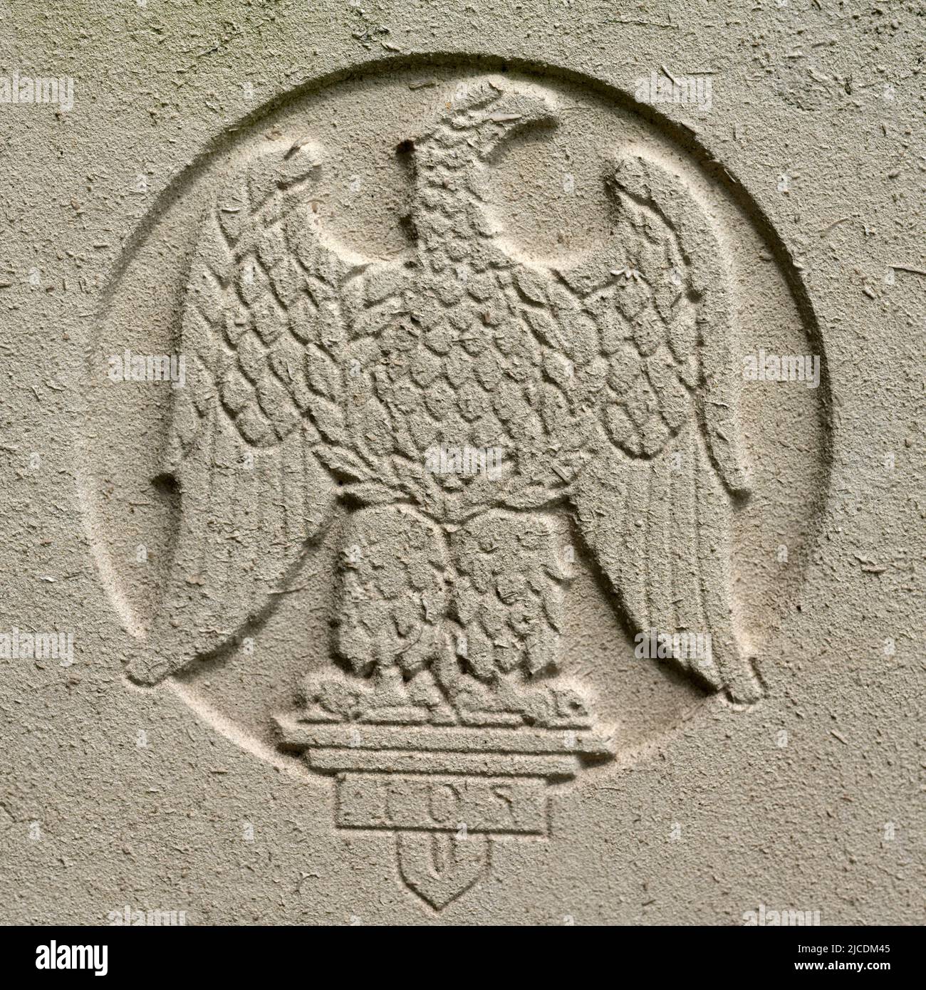 Militärische Insignien des WW2 - Militärwappen auf einem Soldatengrabstein - des französischen Infanterie-Regiments 105. Stockfoto