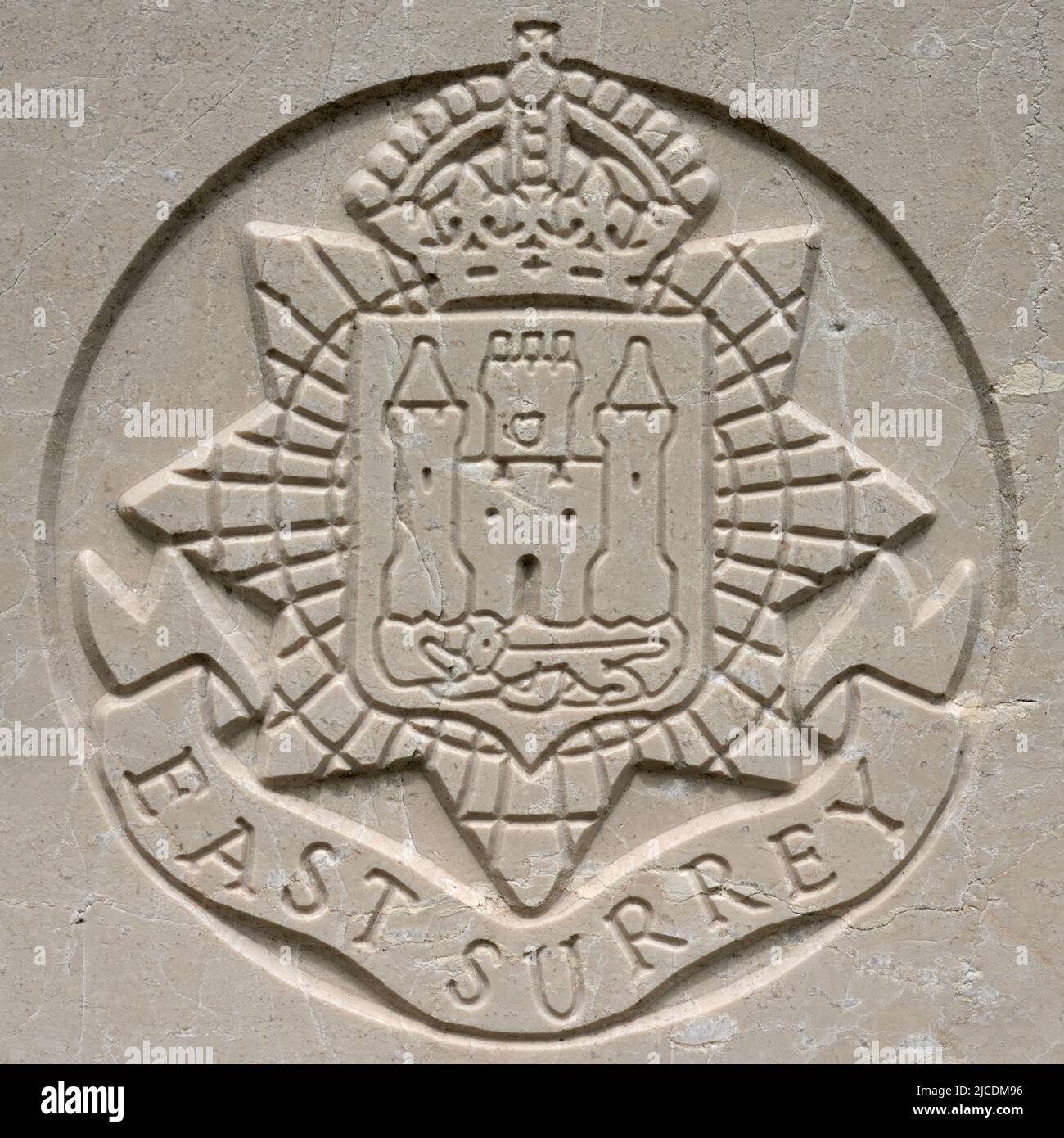 Militärische Insignien des WW2 - Militärwappen der britischen Armee auf dem Grabstein eines Soldaten - East Surrey Regiment Stockfoto