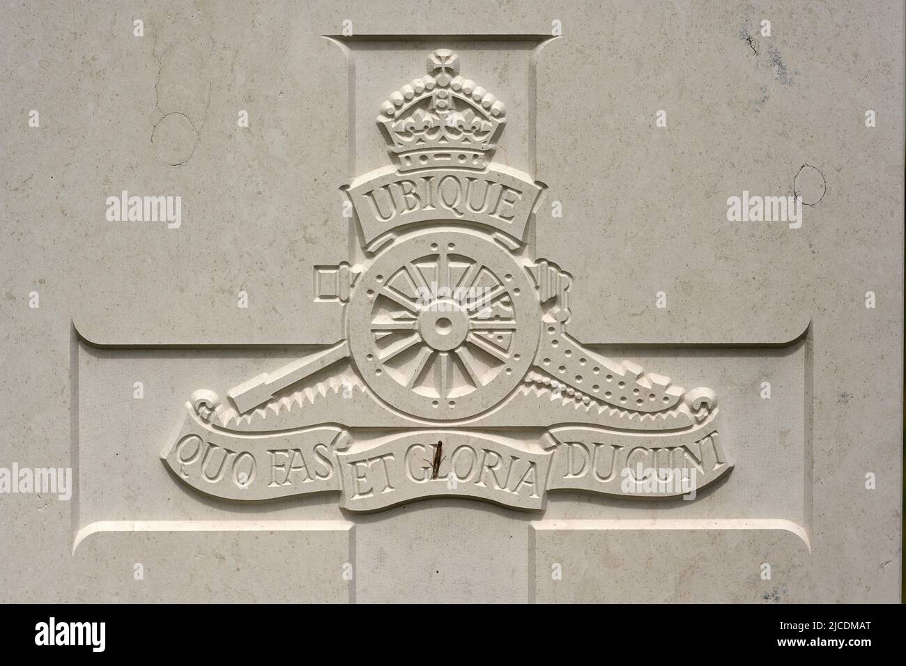 Militärabzeichen der WW2 - Militärwappen der britischen Armee auf einem Soldatengrabstein - Royal Regiment of Artillery (RA) Stockfoto