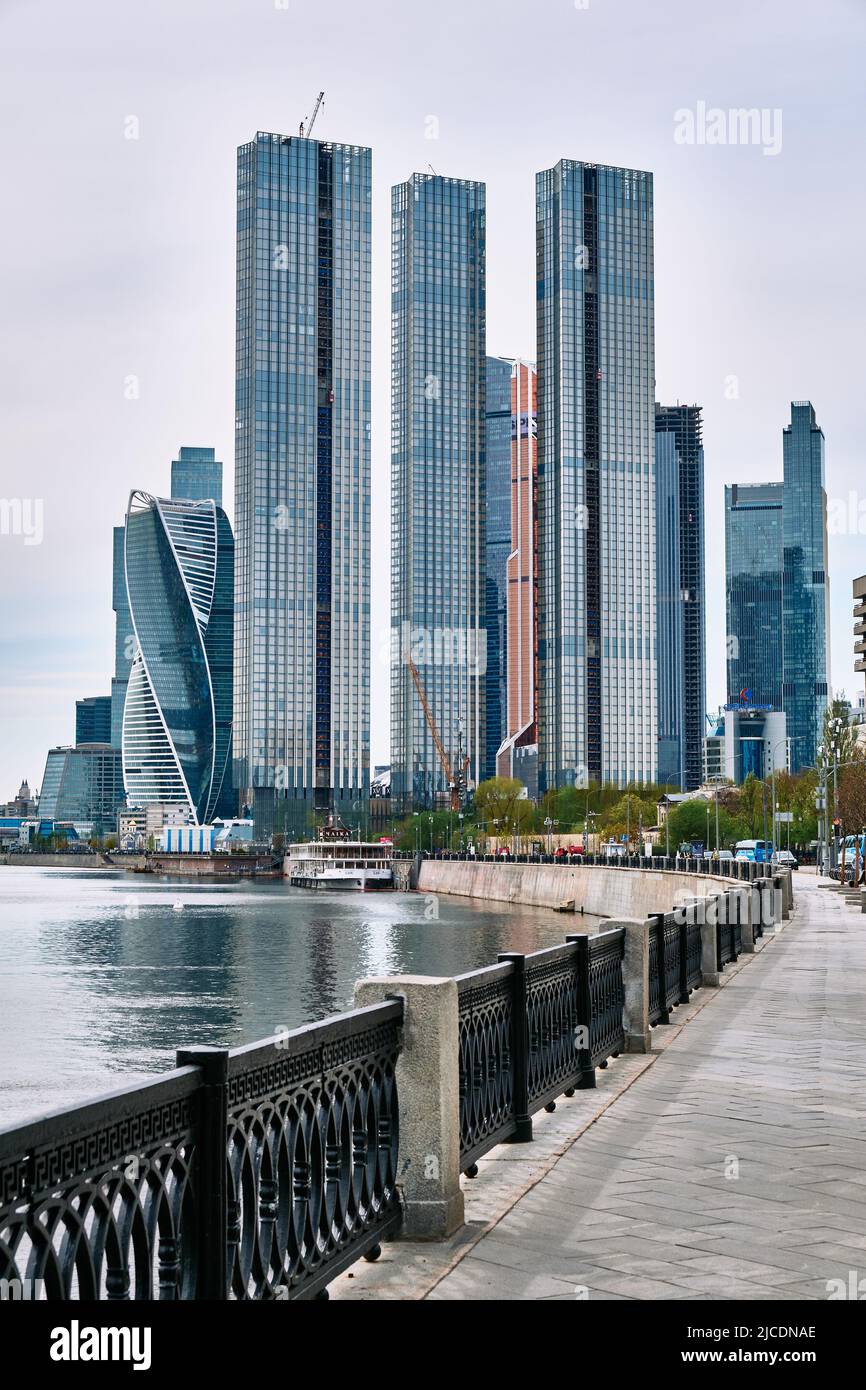 Der moderne Wohnkomplex Capital Towers am Ufer des Flusses Moskau, Stadtbild: Moskau, Russland - 11. Mai 2022 Stockfoto
