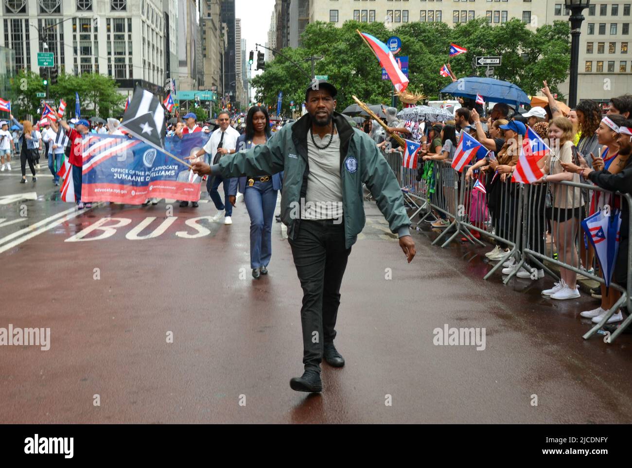 Die öffentliche Anwältin Jumaane Williams marschiert während der National Puerto Rican Day Parade die Fifth Avenue in New York City hinauf und kehrt nach einem zweijährigen hiat zurück Stockfoto