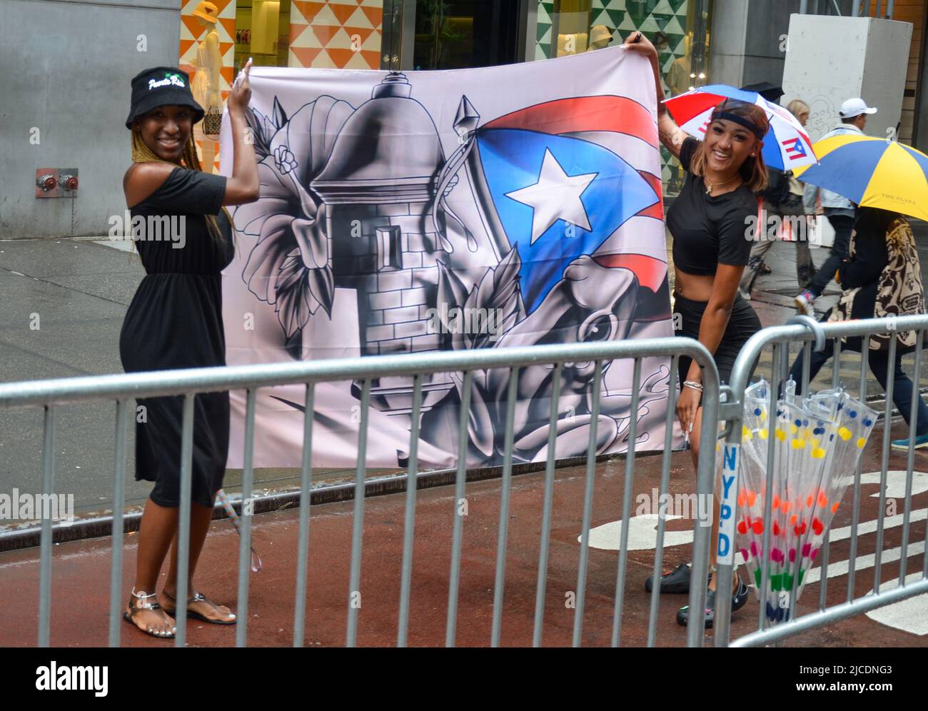 Millionen versammelten sich trotz des Regens auf der Fifth Avenue zur jährlichen Puerto Rican Day Parade 65. in New York City am 12. Juni 2022. Stockfoto